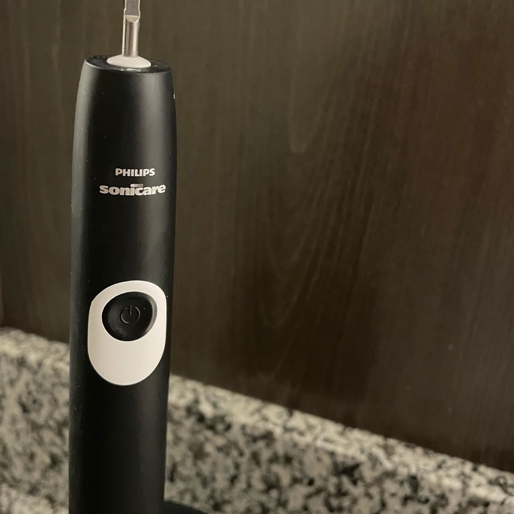 Phillips Sonicare Protective Clean 4100 rechargeable electric toothbrush